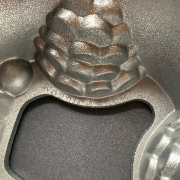 NORDIC WEAR CHRISTMAS WREATH BUNDT CAKE PAN - Picture 8 of 9